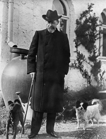 Чехов у своего дома в Ялте с собаками Тузиком и Каштаном. 18 апреля 1904 года